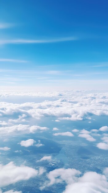 Panoramisch zicht op velden en wolken vanuit een vliegtuigraam. De lucht is helderblauw met pluizige witte wolken