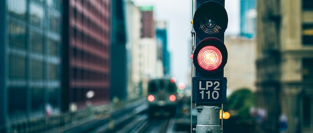 Panoramisch zicht op verhoogd spoorwegverkeerslicht