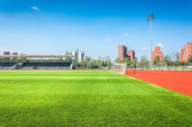 Foto panoramisch zicht op voetbalveld stadion en stadion stoelen