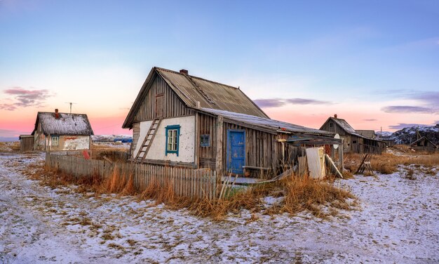 Panoramisch zicht van oud huis tegen de arctische hemel. oud authentiek dorpje teriberka. kola-schiereiland. rusland.