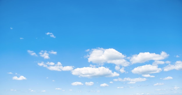 Panoramische achtergrond zomer blauwe lucht en witte wolken