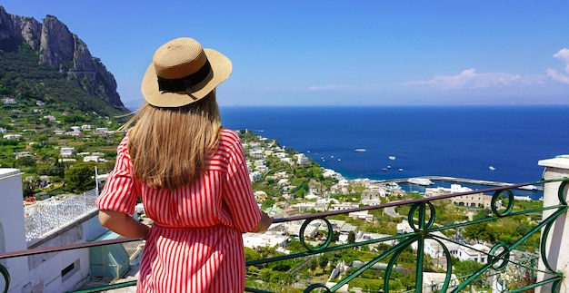 Panoramische banner van modevrouw op Capri-eiland die geniet van landschap vanuit gezichtspunt Zuid-Italië