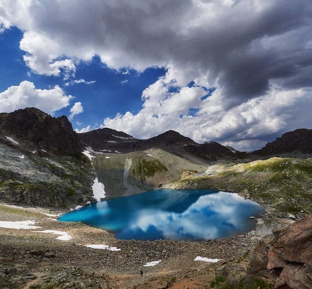 Panoramische foto's lente vallei Kaukasus bergen Arkhyz, Rusland