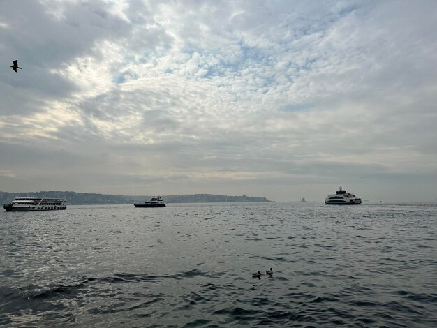 panoramische foto van de Bosporus met zeilschepen