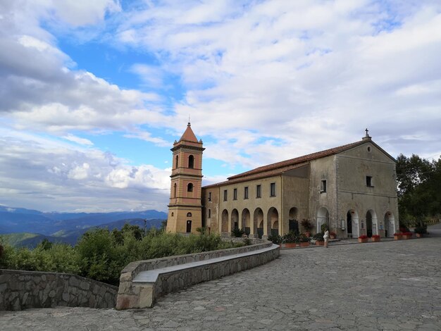 Panoramische foto van de San Giovanni a Piro op een bewolkte achtergrond