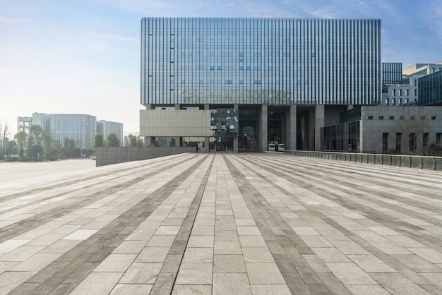 Panoramische horizon en gebouwen met lege concrete vierkante vloer, het chongqing, China