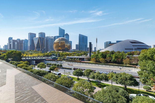 Panoramische horizon en gebouwen met lege concrete vierkante vloer in China