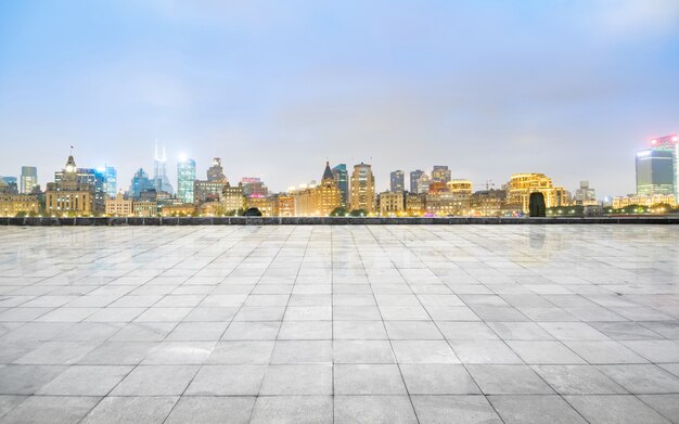 Panoramische horizon en gebouwen met lege concrete vierkante vloer, shanghai, china