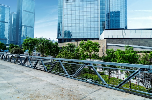 Panoramische horizon en gebouwen met lege concrete vierkante vloer