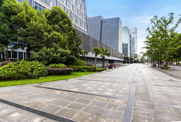 Panoramische horizon en gebouwen met lege concrete vierkante vloer