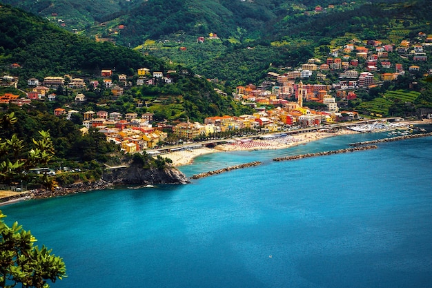 Foto panoramische luchtbeeld van de baai van moneglia punta manara heuvel ligurie italië