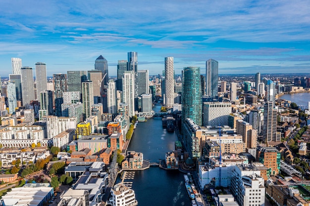 Foto panoramische luchtbeeld van het canary wharf zakendistrict in londen, groot-brittannië