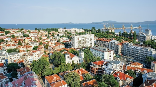 Panoramische luchtfoto van de stad Burgas in Bulgarije, een belangrijk cultureel en toeristisch centrum voor industrieel vervoer