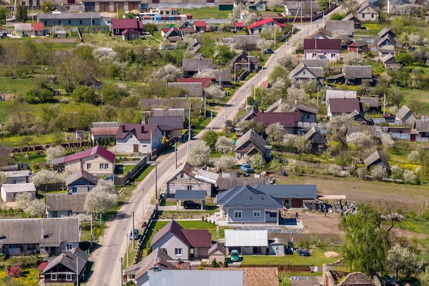 Panoramische luchtfoto van privéontwikkeling met landhuizen of ecodorp