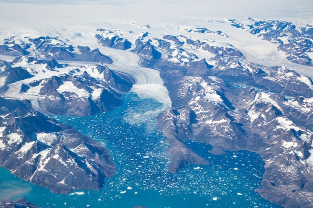 Panoramische luchtfoto van schilderachtige Groenlandse gletsjers en ijsbergen Opwarming van de aarde en klimaatverandering