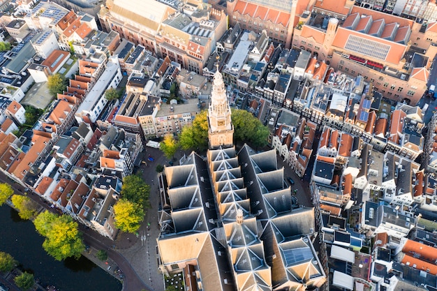 Panoramische luchtmening van Amsterdam, Nederland. Uitzicht over het historische deel van Amsterdam