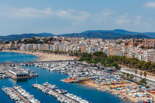 Panoramische luchtmening van blanes in costa brava in een mooie de zomerdag, spanje