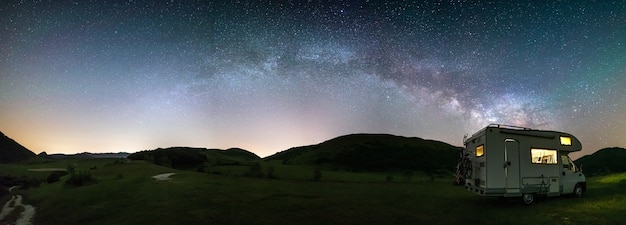 Panoramische nachtelijke hemel boven de hooglanden van Montelago, Marche, Italië