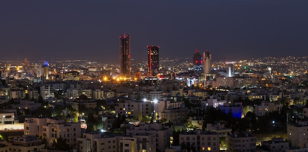 Panoramische nachtopname van het nieuwe centrum van Amman, de hoofdstad van Jordanië