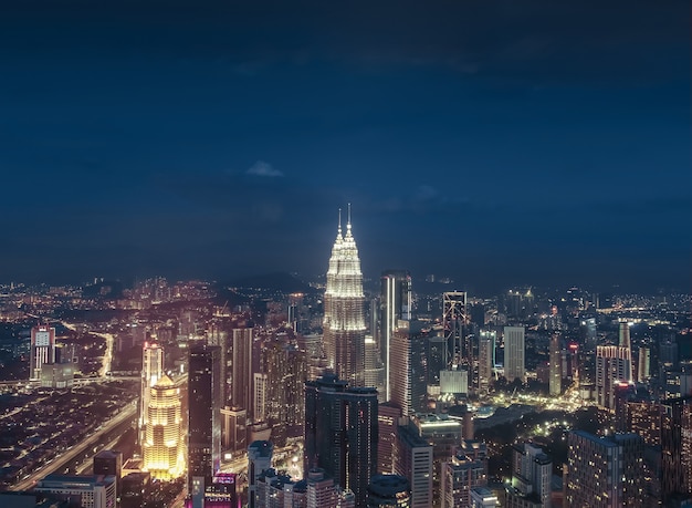 Panoramische nachtscène van Kuala Lumpur Maleisië Azië Afbeelding is ideaal voor achtergrondafbeelding afgezwakt