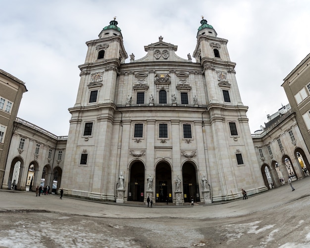 Panoramische opname van de kathedraal van Salzburg (Salzburger Dom) op een bewolkte dag