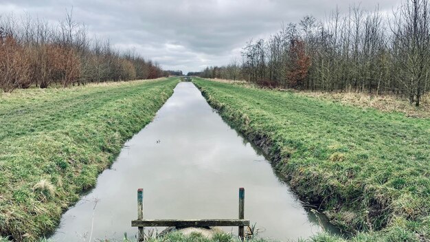 Foto panoramische opname van het kanaal midden in het veld tegen de lucht