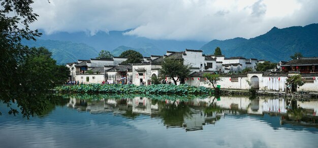 Panoramische opname van het oude dorp Hongcun in Yixian, China weerspiegeld in het water