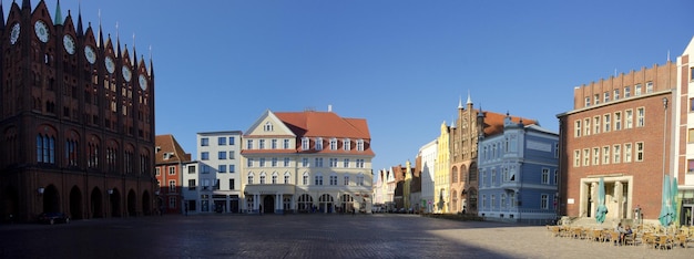 Panoramische opname van historische gebouwen in de stad tegen een heldere blauwe hemel