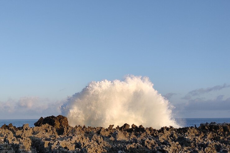 Foto panoramische opname van rotsen op zee tegen een heldere lucht