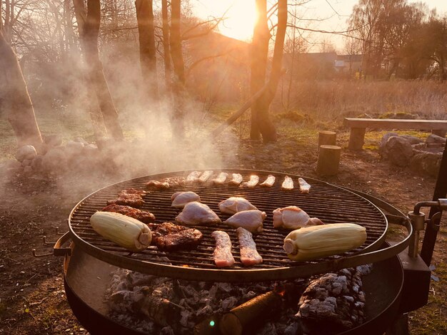 Foto panoramische opname van vlees op de barbecue grill