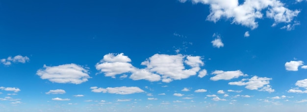 Panoramische pluizige wolk aan de blauwe hemel Hemel met wolk op een zonnige dag