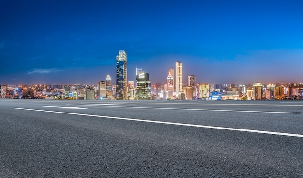 Panoramische skyline en lege asfaltweg met moderne gebouwen