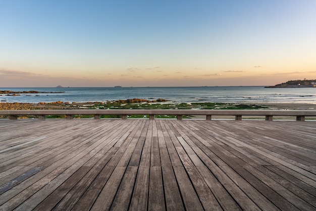 Panoramische skyline en lege vierkante vloertegels met moderne gebouwen