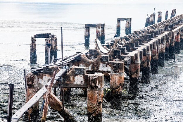 Foto panoramische uitzicht op de brug over de zee tegen de lucht