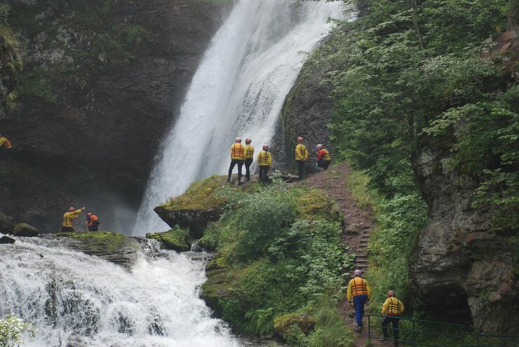 Foto panoramische uitzicht op mensen bij een waterval