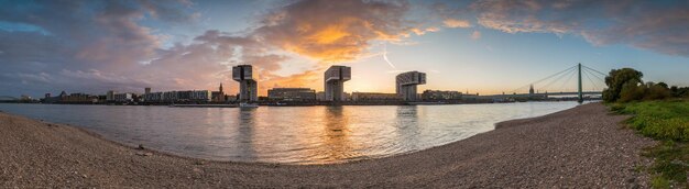 Photo panorma of cologne at sunset