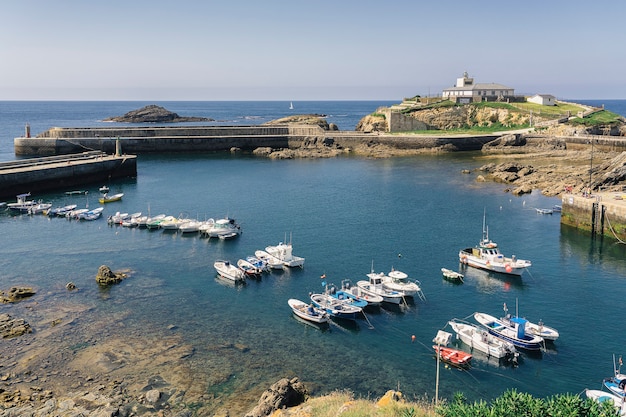 Photo panormaic view of tapia of casariego nautical harbour, asturias, spain