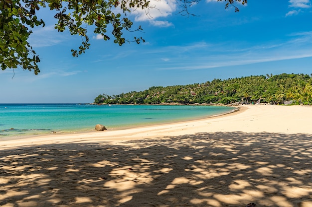 Photo pansea surin beach phuket, serene beauty