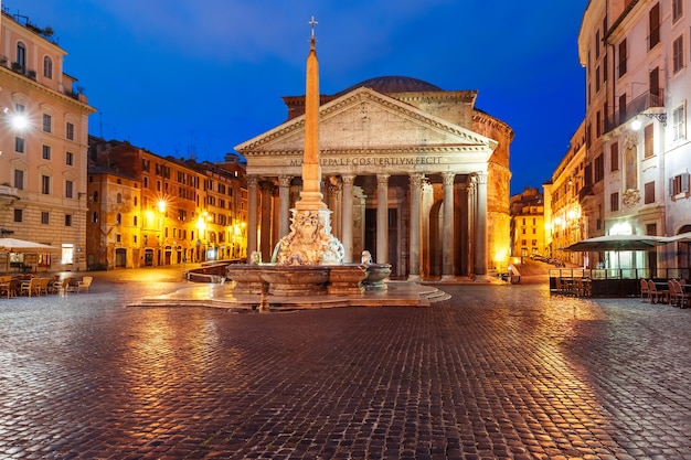 Il pantheon, ex tempio romano di tutti gli dèi, ora chiesa e fontana con obelisco in piazza della rotonda, di notte, roma, italia