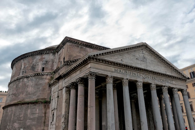 Pantheon in Rome zicht op bewolkte lucht achtergrond