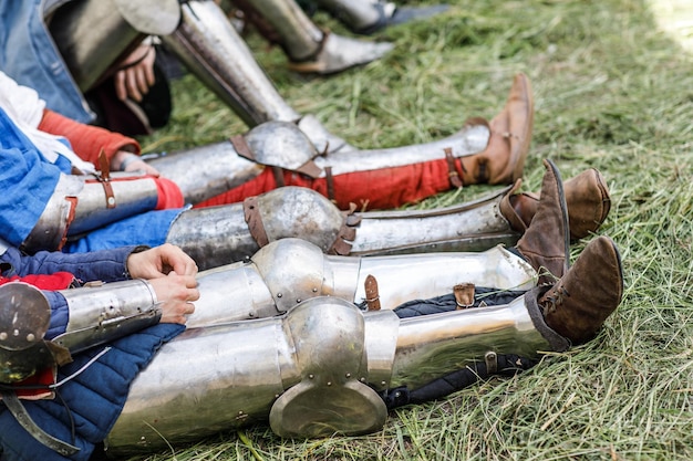 Pantser van een ridder op het slagveld close-up ridderwapens en harnassen