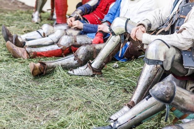 Pantser van een ridder op het slagveld close-up ridderwapens en harnassen