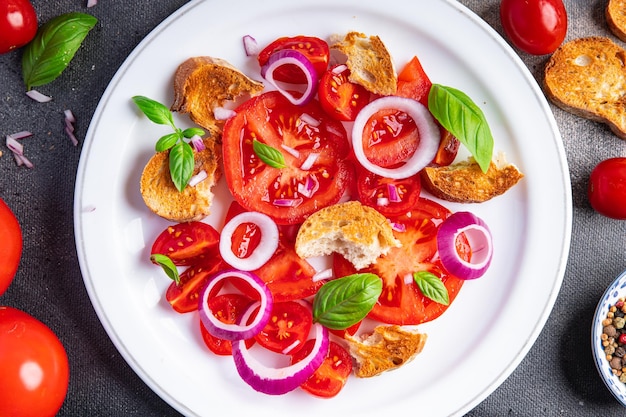 panzanella salade groenten tomaat, gedroogd brood, ui gezonde maaltijd eten snack dieet op tafel