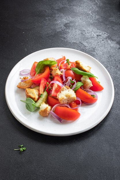 Панцанелла томатный салат вегетарианские гренки оливковое масло сухарики овощи здоровое питание