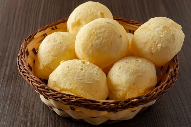 pao de queijo traditioneel Braziliaans eten, ook bekend als 'kaasbrood' of 'kaasbroodjes'