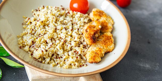 pap bulgur quinoa kip gevogelte vlees verse maaltijd voedsel snack dieet op tafel kopieer ruimte voedsel