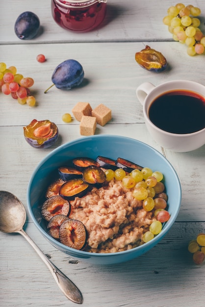 pap met verse pruimengroene druiven en kopje koffie