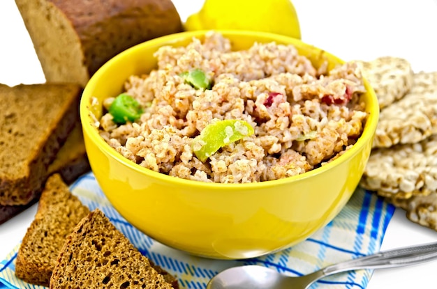 Pap roggevlokken met brood en kweepeer op een servet