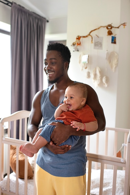 Foto papa brengt tijd door met zijn zwarte baby