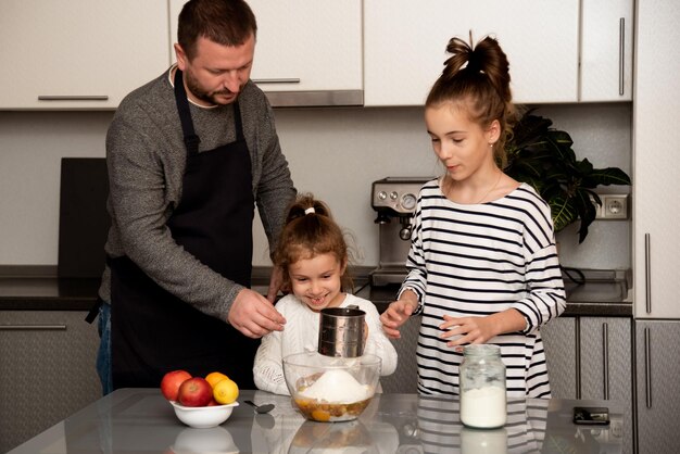 Papa en dochters maken appeltaart House Cooking Comfort
